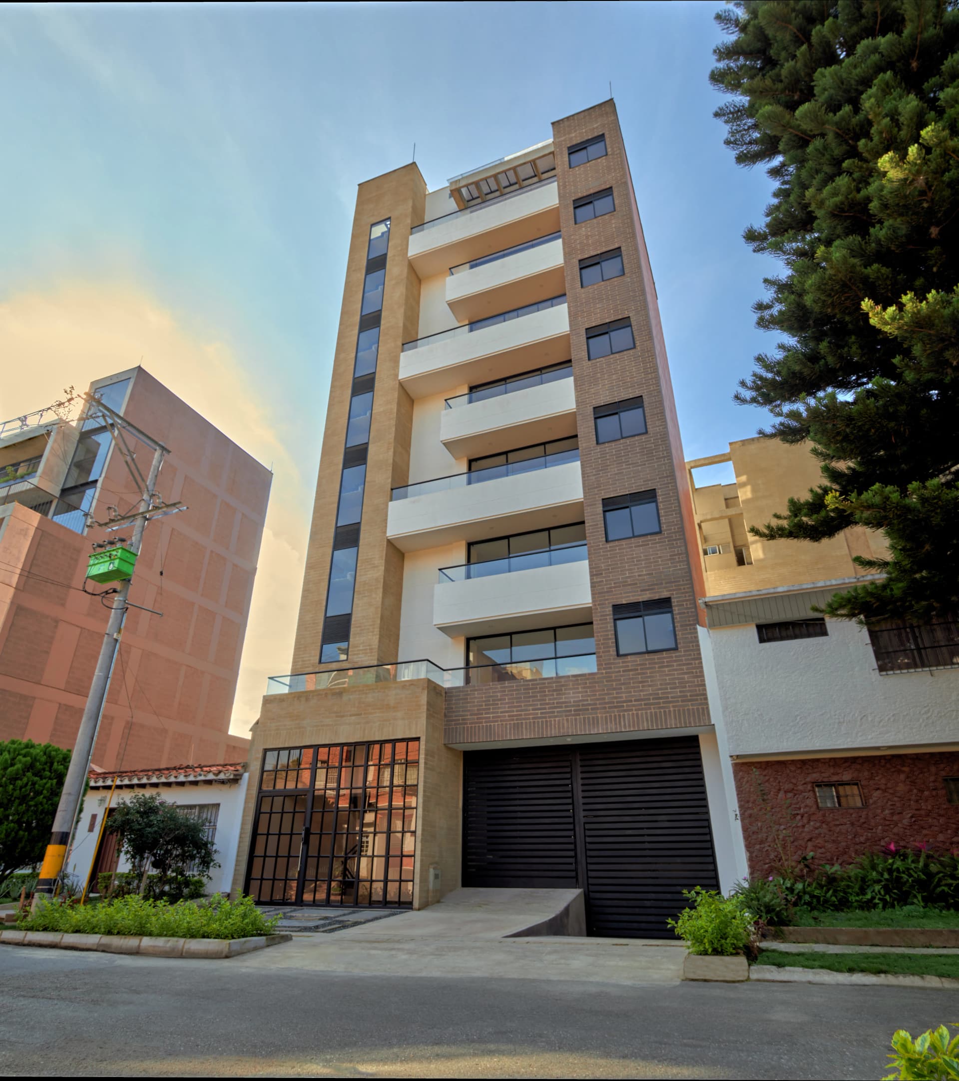Vista del edificio Libu 2 en Medellín y área social de los apartamentos
